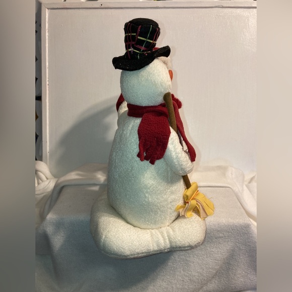 HALLMARK SNOW COUPLE MUSICAL CAROLERS - Picture 6 of 9